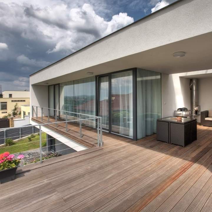 La pose de terrasse en bois à Bourg-en-Bresse par ROBIN PAYSAGE est un investissement qui valorise durablement votre propriété